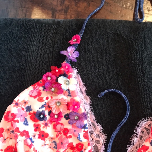 Beach Bunny Lay Your Love On Me - Picture 2 of 5